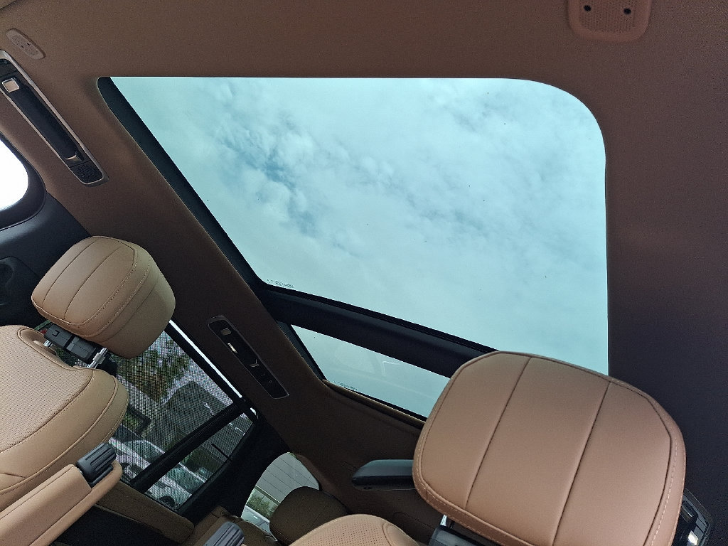 New 2026 Land Rover Range Rover Long Wheelbase SE AWD/4WD image 10