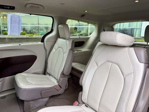 Used 2017 Chrysler Pacifica Touring-L FWD image 14