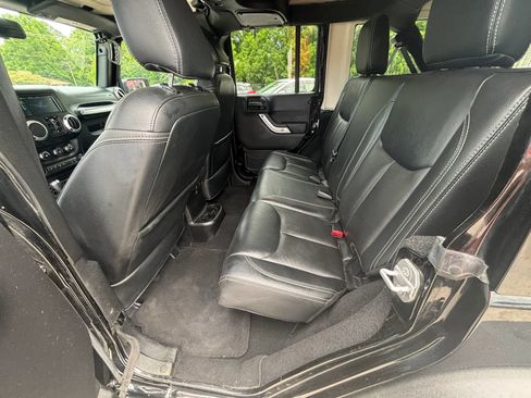 Used 2015 Jeep Wrangler Unlimited Rubicon w/ Connectivity Group AWD/4WD image 18