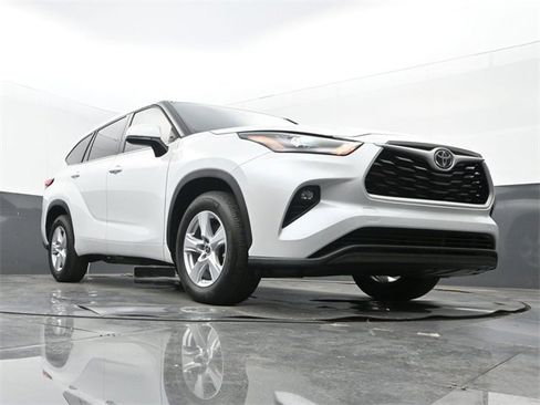 Used 2022 Toyota Highlander LE image 26