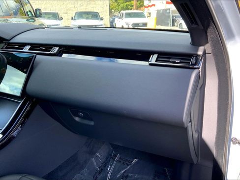 Used 2025 Land Rover Range Rover Velar Dynamic SE image 17