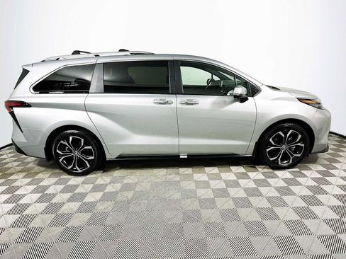 Used 2025 Toyota Sienna Platinum image 8