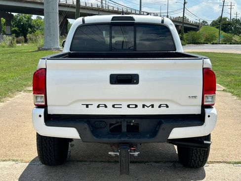 Used 2016 Toyota Tacoma TRD Off-Road AWD/4WD image 4