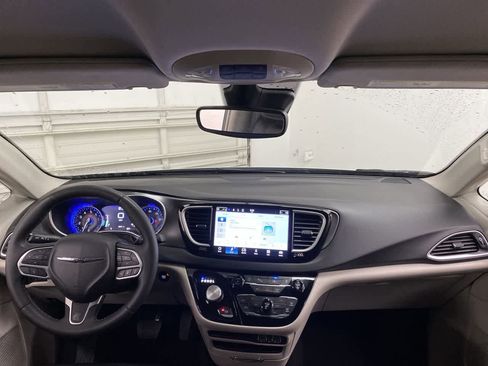Used 2024 Chrysler Pacifica Touring-L FWD image 12