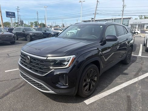 Used 2024 Volkswagen Atlas Cross Sport SE AWD/4WD image 3