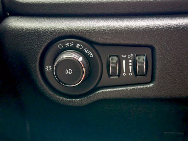 Used 2021 Chrysler Pacifica Limited w/ Uconnect Theater Family Group FWD image 27