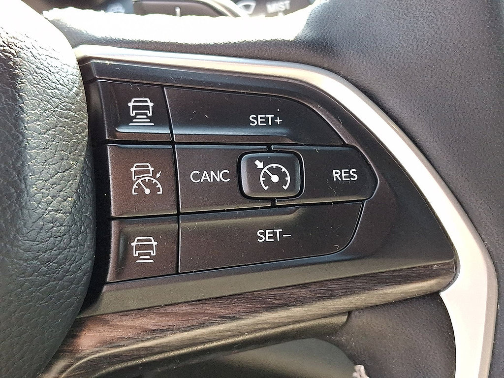 Used 2025 Jeep Grand Cherokee Limited AWD/4WD image 24