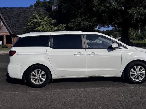 Used 2016 Kia Sedona LX w/ Option Group 020 FWD image 9