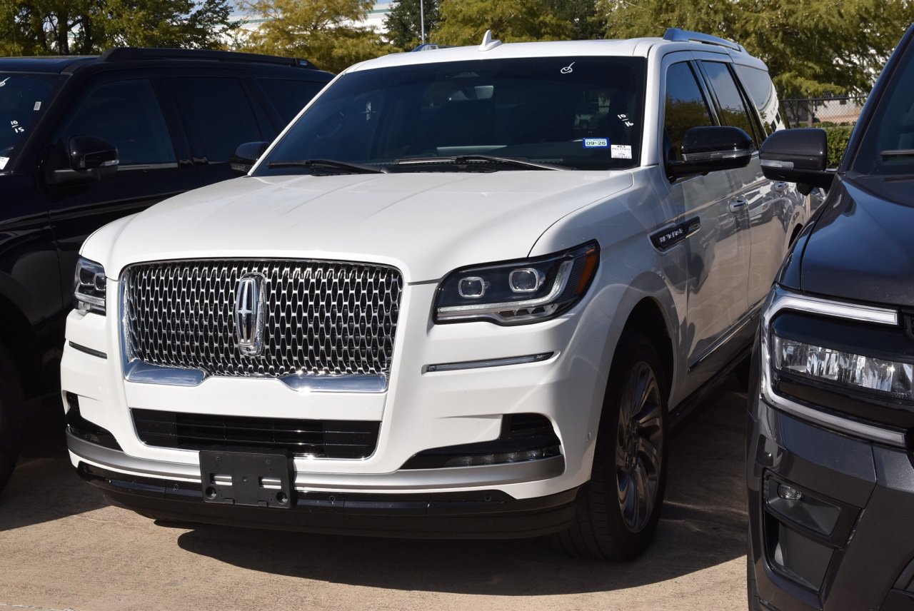 Used 2023 Lincoln Navigator 2WD image 2