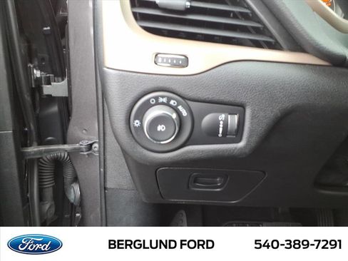 Used 2018 Jeep Cherokee Latitude w/ Altitude Package image 18