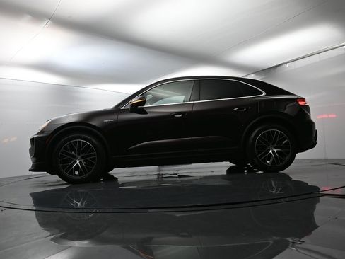 Used 2025 Porsche Macan 4 Electric image 47