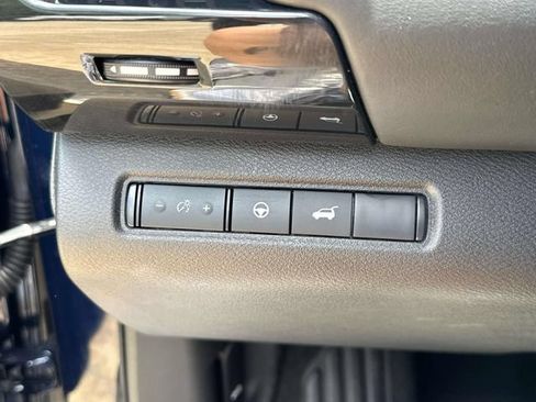 Used 2025 Nissan Pathfinder SV FWD image 27