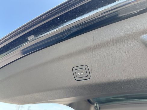 Used 2025 Chevrolet Tahoe Premier AWD/4WD image 9