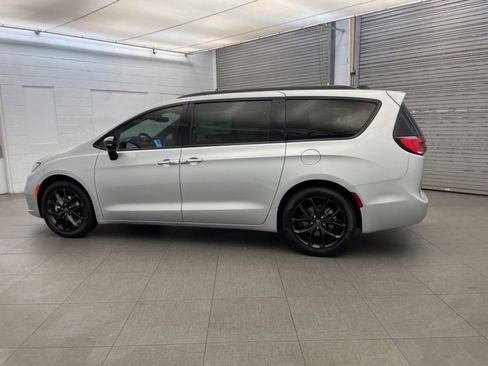 New 2026 Chrysler Pacifica Select image 5