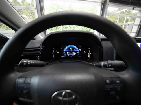 Used 2025 Toyota Camry LE w/ Convenience Package FWD image 15