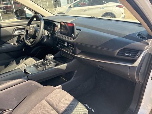 Used 2025 Nissan Rogue SV image 12