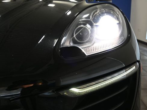 Used 2018 Porsche Macan S image 32