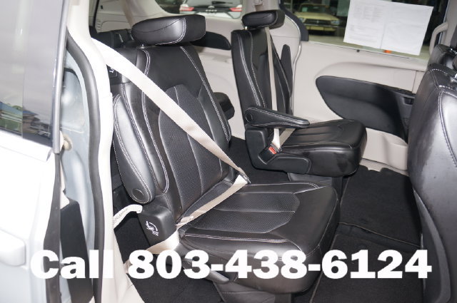 Used 2023 Chrysler Pacifica Touring-L FWD image 18