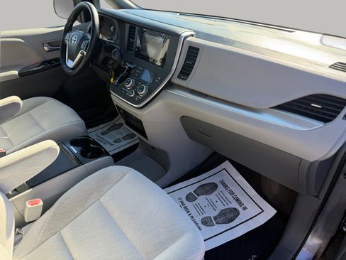Used 2016 Toyota Sienna LE image 15