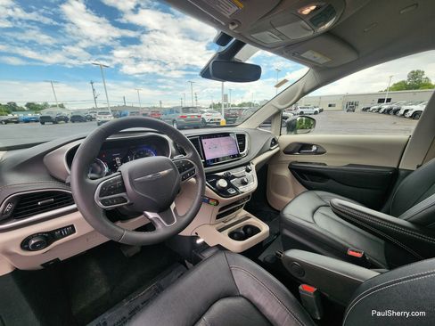 Used 2022 Chrysler Pacifica Touring-L FWD image 35