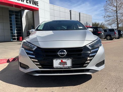 Used 2025 Nissan Versa SV image 3