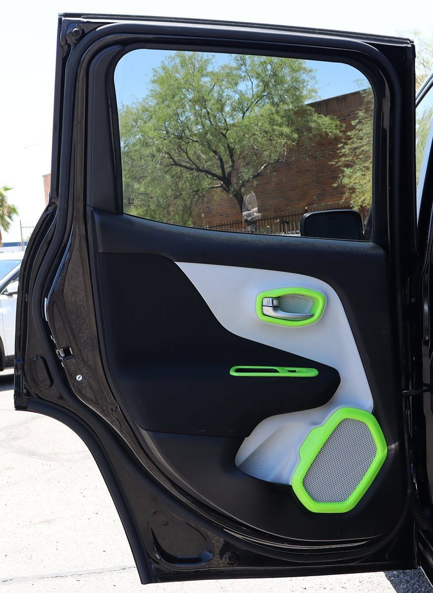 Used 2018 Jeep Renegade Latitude FWD image 30