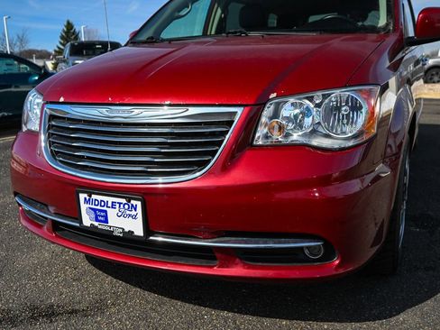 Used 2016 Chrysler Town & Country Touring w/ Driver Convenience Group image 11