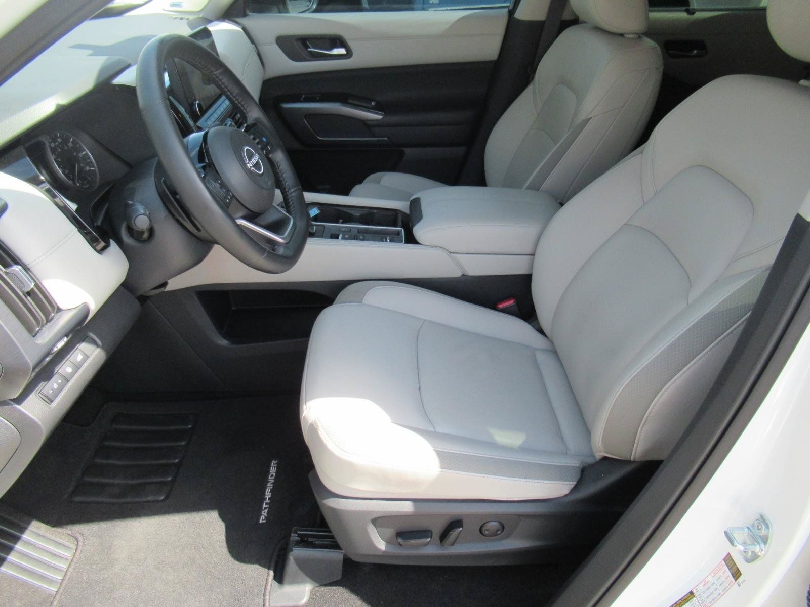 Used 2024 Nissan Pathfinder SL w/ SL Premium Package FWD image 17