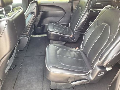 Used 2025 Chrysler Pacifica Limited FWD image 36