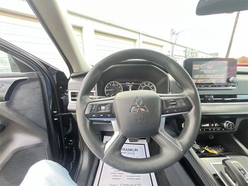 Used 2022 Mitsubishi Outlander ES image 14