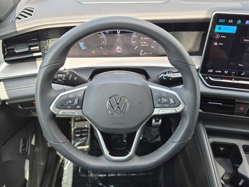 Used 2025 Volkswagen Tiguan SE R-Line AWD/4WD image 25