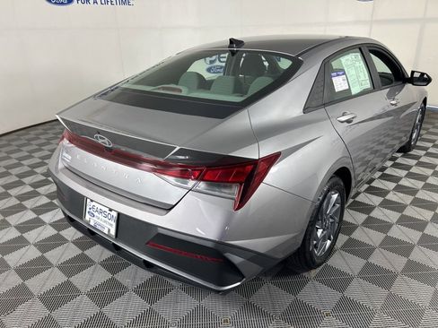 Used 2024 Hyundai Elantra SEL FWD image 8
