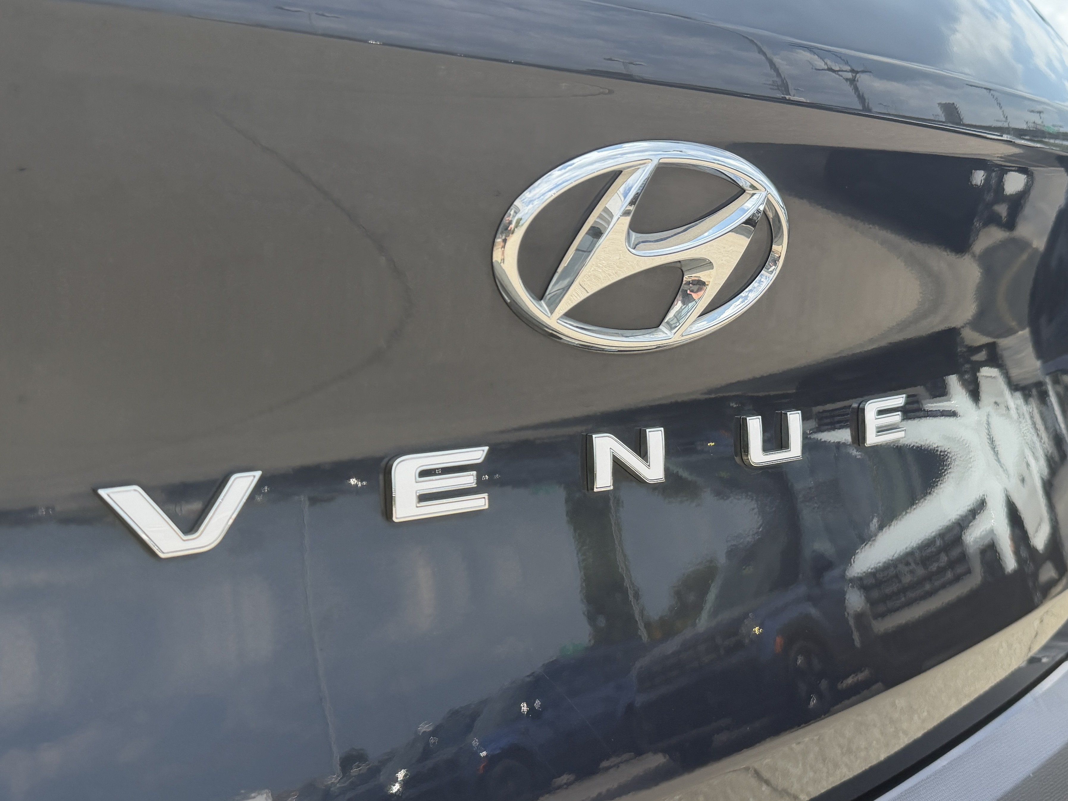 Certified 2025 Hyundai Venue Limited FWD image 8