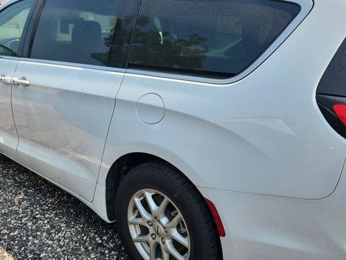 Used 2024 Chrysler Pacifica Touring-L FWD image 5