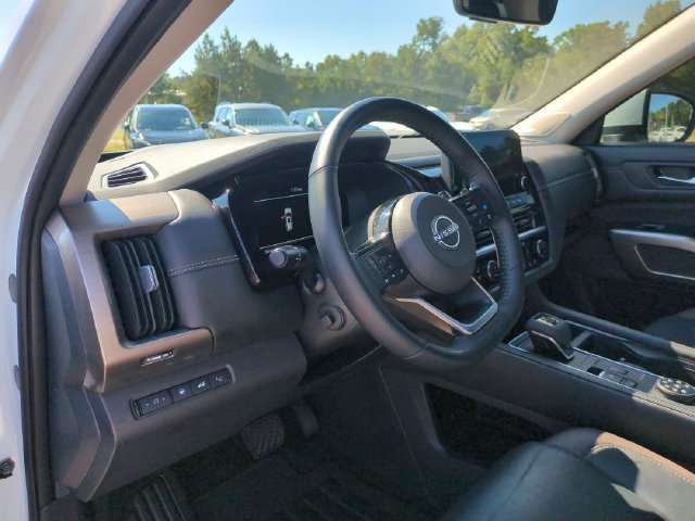 Used 2025 Nissan Pathfinder Platinum AWD/4WD image 15