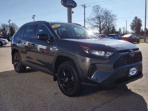 Used 2019 Toyota RAV4 LE image 7