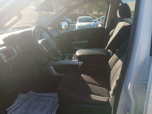 Used 2021 Nissan Titan SV w/ SV Convenience Package image 10