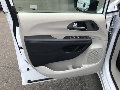 Used 2024 Chrysler Pacifica Touring-L FWD image 10