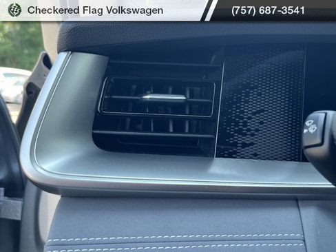 New 2025 Volkswagen Tiguan SE image 28