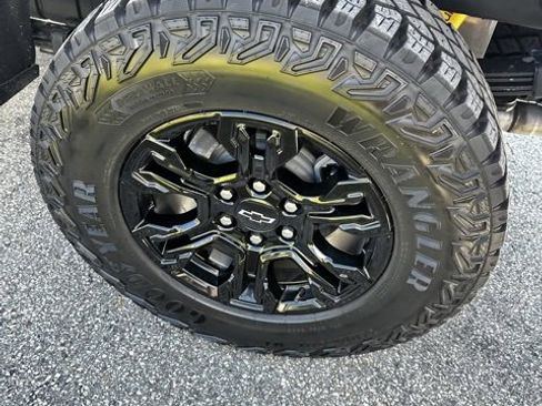 Used 2025 Chevrolet Silverado 1500 ZR2 w/ Technology Package image 9