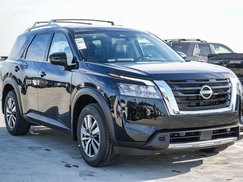 Used 2025 Nissan Pathfinder SL FWD image 3