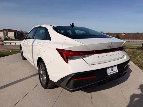 Used 2025 Hyundai Elantra Hybrid image 3