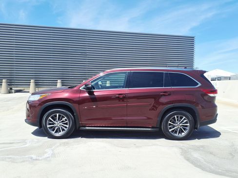 Used 2018 Toyota Highlander XLE w/ Protection Package #3 AWD/4WD image 3