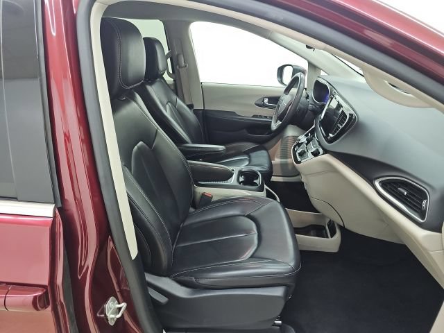 Used 2023 Chrysler Pacifica Touring-L FWD image 19