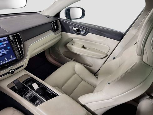 Certified 2023 Volvo XC60 B5 Plus w/ Climate Package FWD image 24