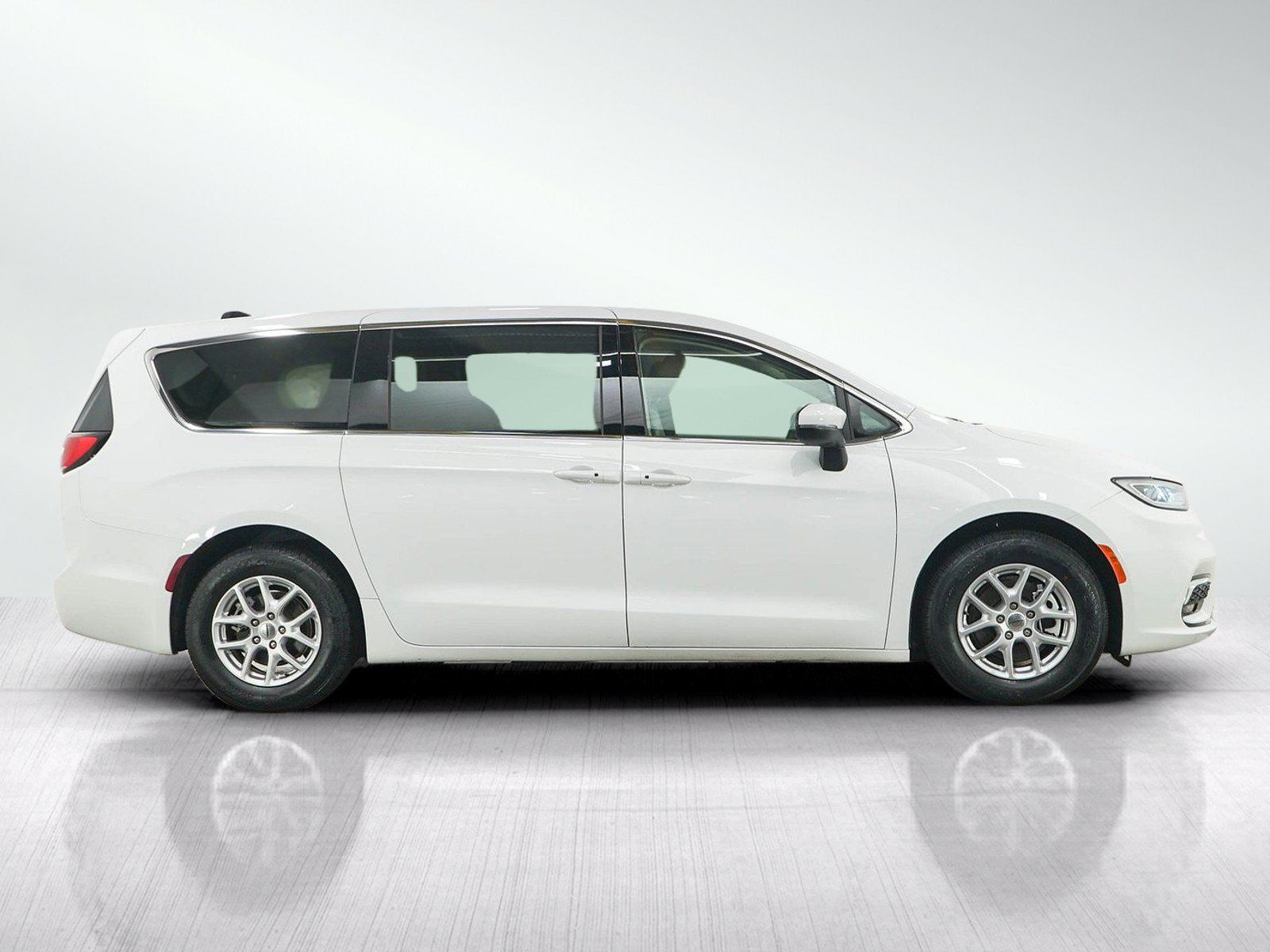 Used 2023 Chrysler Pacifica Touring-L FWD image 6