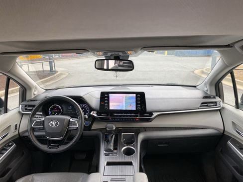 Used 2021 Toyota Sienna Limited image 22