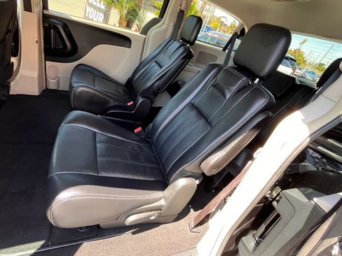 Used 2015 Chrysler Town & Country Touring FWD image 13