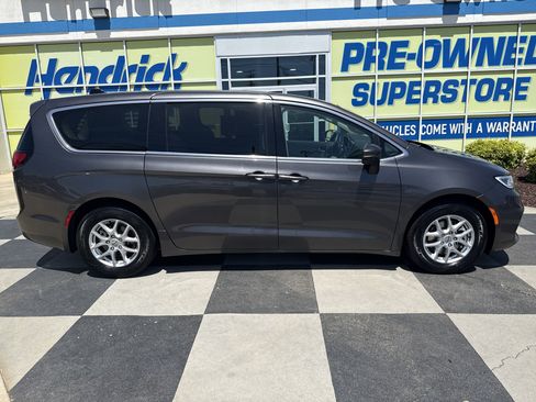 Used 2023 Chrysler Pacifica Touring-L FWD image 11