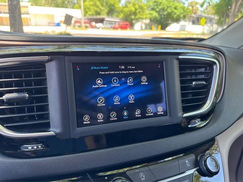 Used 2020 Chrysler Voyager Lxi image 14